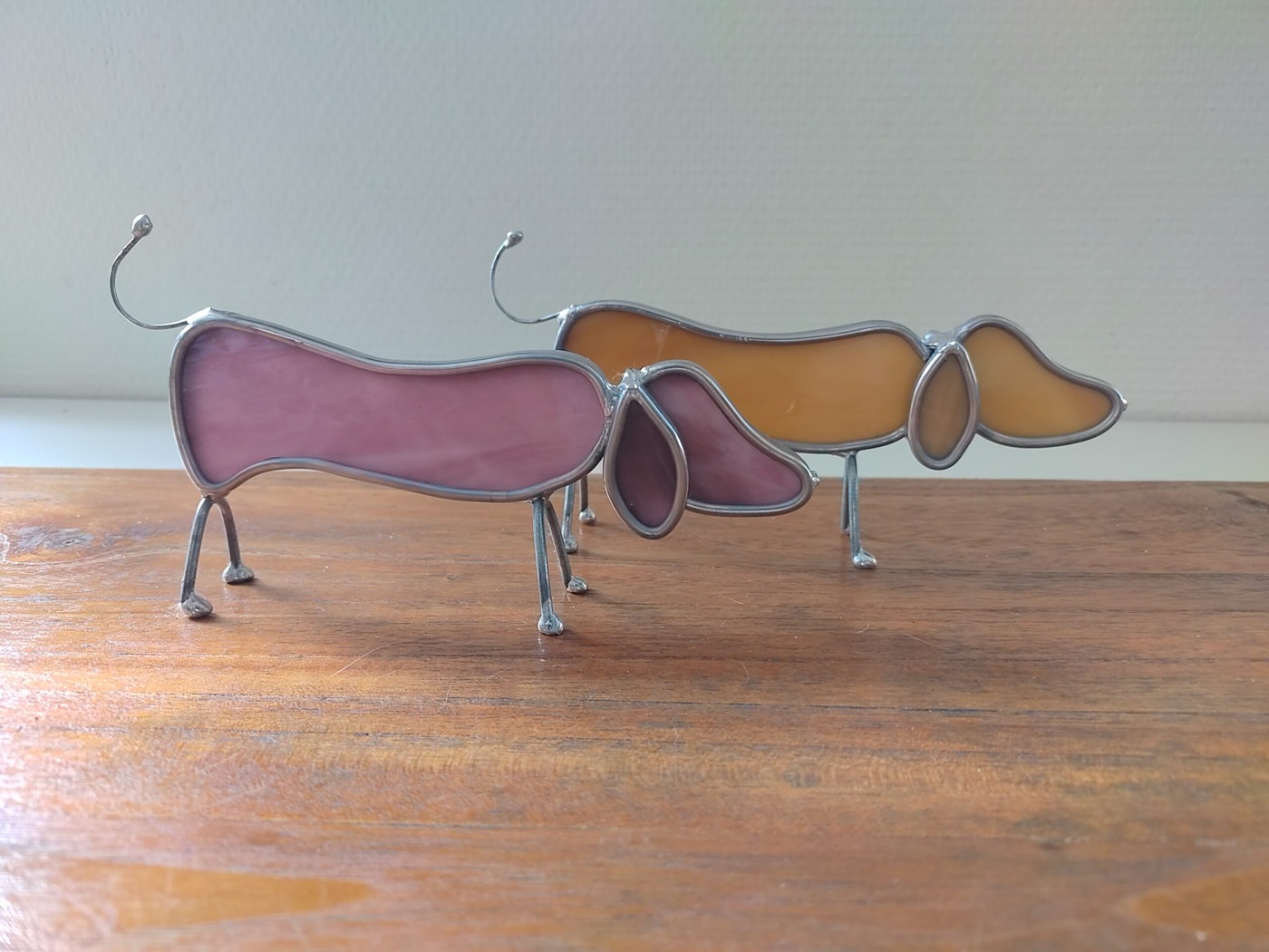 Teckels van glas in randlood